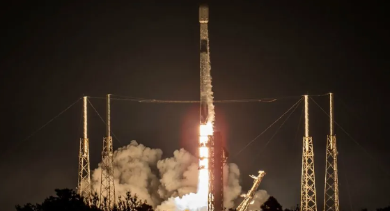 SpaceX重启高强度发射模式，周末连续三箭齐发，猎鹰9号闪耀星空